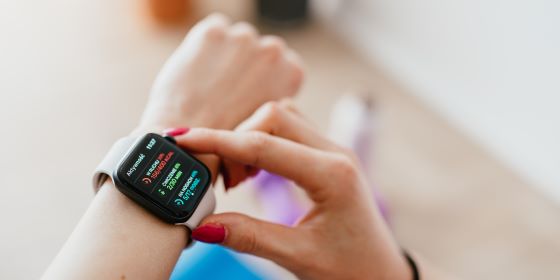 how to turn on smartwatch without power button